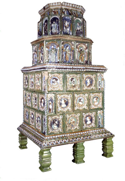 Poêle Hafner datant du XVIe siècle constitué de carreaux en terre cuite à glaçure plombifère peints avec des couleurs lumineuses.