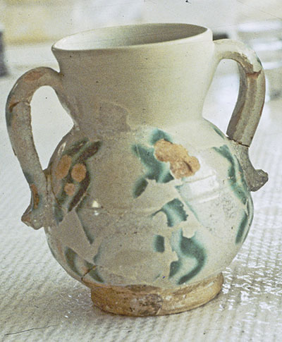 Vase en majolique provenant d'un site historique basque du XVIe siècle.