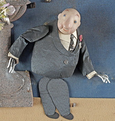 Une marionnette avec pièces en plomb corrodées (les doigts).