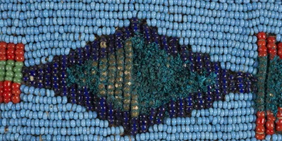 Une ceinture de cuir provenant des Plaines du Nord, décorée avec des perles en laiton, est recouverte de produits de corrosion.