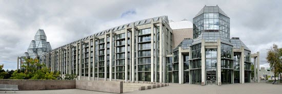 Photographie de l'extérieur du Musée des beaux-arts du Canada.