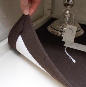 Une armoire est revêtue d'une couche de tissu Pacific Silvercloth pouvant prévenir le ternissement.