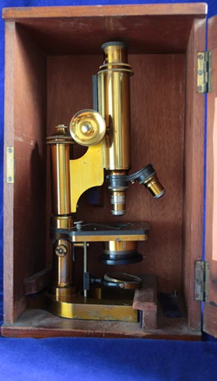 Microscope en laiton laqué.