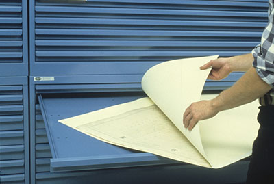 Armoire de rangement en métal permettent de ranger à plat les objets de papier de grande taille.
