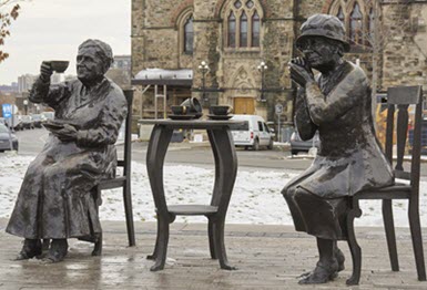 Sculptures en bronze intitulées Women are Persons! (Les femmes sont des personnes!) de Barbara Paterson.