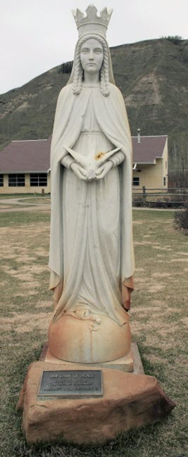 Sculpture en marbre de Notre Dame de la Paix présentant des taches de rouille.