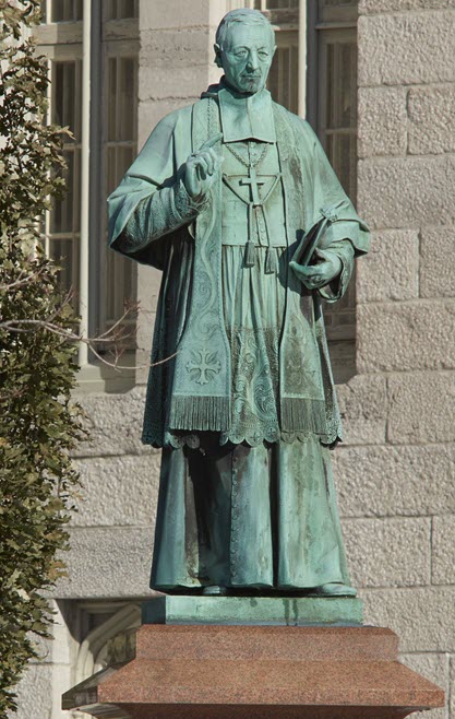 Statue en bronze place à l'extérieur sur laquelle s'est développée une patine en raison de la corrosion.