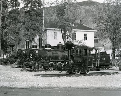 Locomotives du chemin de fer de la Klondike Mines exposées et entreposées à l'extérieur.