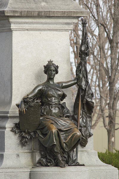 Personnage féminin sur le socle de la statue de Sir John A. MacDonald.