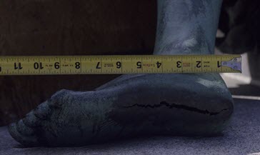 L'eau a gelé en hiver et a exercé une pression sur le métal du pied, provoquant la rupture du pied de la sculpture d'Alexander MacKenzie.