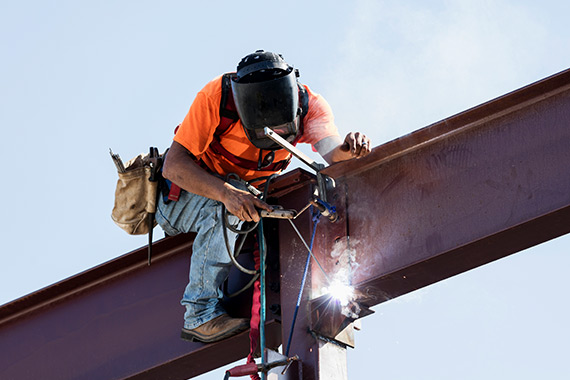  Charpentier assemblant une structure de métal