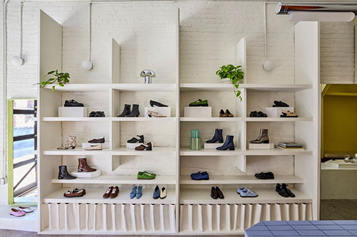 Intérieur de la boutique Maguire avec étagères de chaussures