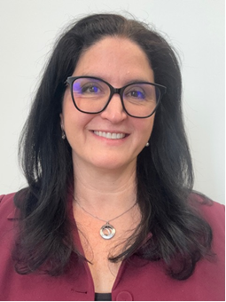Portrait of Marta Acevedo, Director of the Mauricie Business Office, wearing a burgundy garment and necklace, against a plain background.