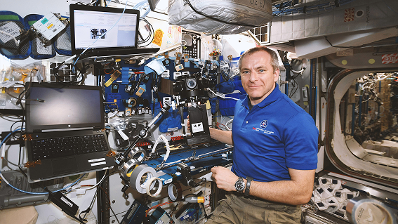 L’astronaute David Saint-Jacques tenant la caméra RV (IVA Cam) créée par Felix & Paul Studios, à bord de la Station spatiale internationale.