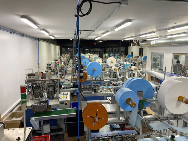 La production de masques à l'usine de Louiseville en janvier 2021