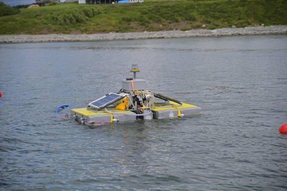 Dragan Tutic, PDG et fondateur d’Oneka Technologies Bouée de dessalement du modèle Ice Cube flottant sur l’océan, en Nouvelle-Écosse.