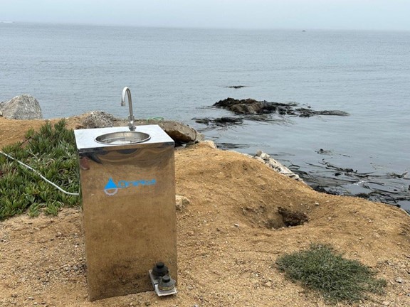 Fontaine à eau potable d’Oneka Technologies sur une falaise aride surplombant l’océan au Chili Fontaine à eau potable d’Oneka Technologies sur une falaise aride surplombant l’océan au Chili