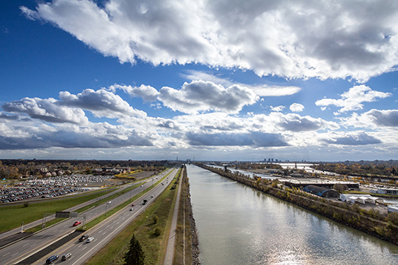 Vue des secteurs industriels des villes de Longueuil et de Montréal et du fleuve St-Laurent