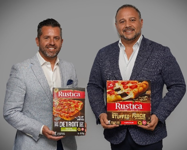 Vincent Giove, vice-président, et Richard Morgante, président et chef de la direction, posent en studio, chacun tenant une boîte de pizza Rustica, dans un contexte promotionnel.