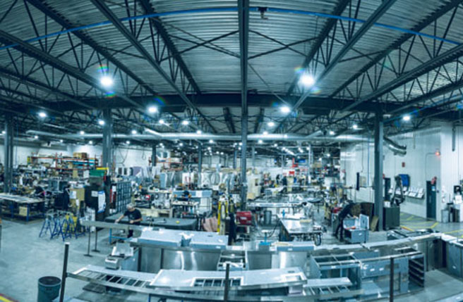 Vue d’ensemble de l’atelier de production avec machines et postes de travail.