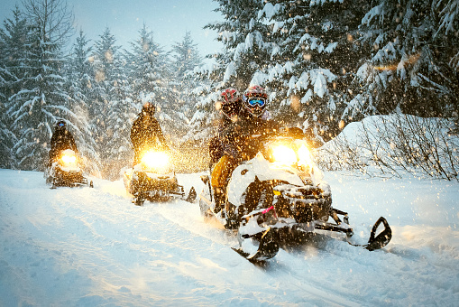 Amateurs de motoneige bravant la tempête