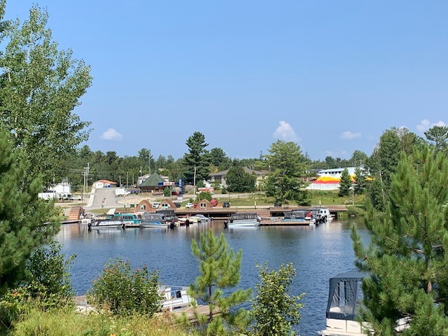 Île de Cacouna, photo d’archive Kebaowek Marina in the summer
