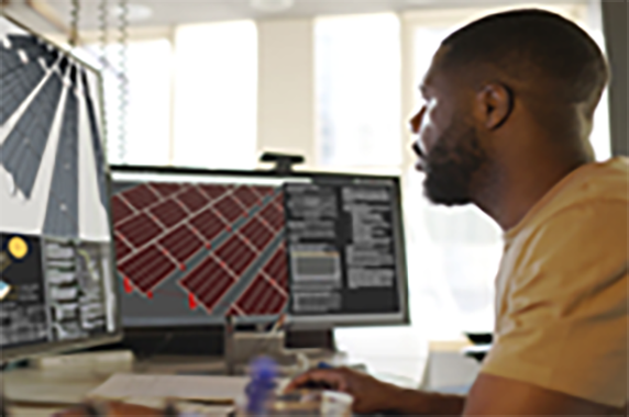 Un ingénieur utilise un ordinateur pour concevoir des panneaux solaires.