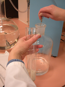 Étape 3, on ajoute de l'eau distillée