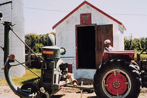 Photo d'un aspirateur à grain attaché à un tracteur.