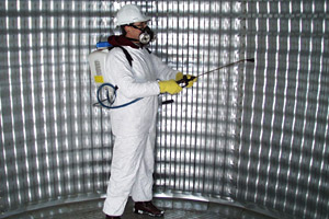 Photo d'assainissement d'insecticide chimique sur la surface intérieure d'une cellule en acier.