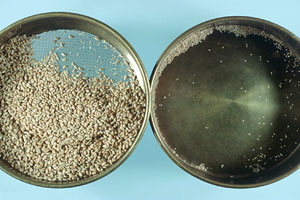 La photo illustre deux objets, un tamis à grains et un bac de réception de matières