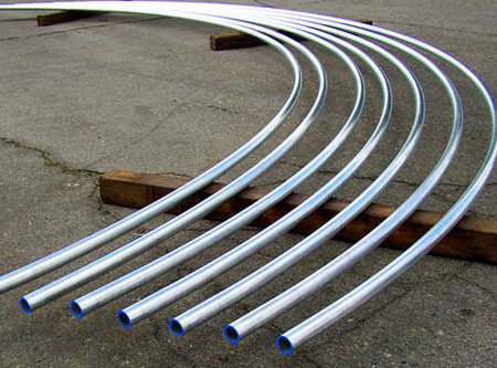 Photo de conduites de distribution des échantillons courbées en acier inoxydable ou en aluminium. 