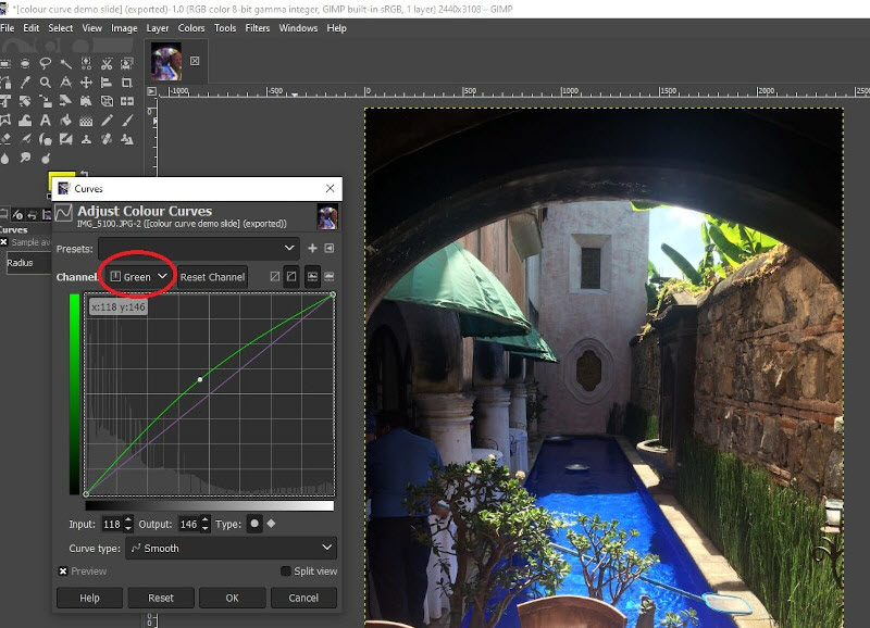 Adjusting a colour curve in the green channel.