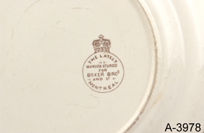 Photo couleur montrant le revers d'une plaque en céramique avec la marque en vue, avec un numéro de catalogue : A-3978 sur un fond blanc.