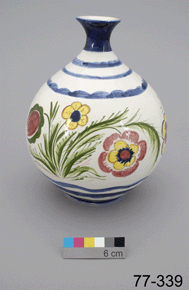 Photo couleur de vase en céramique avec bleu, blanc et motifs décoratifs floraux, avec un numéro de catalogue : 77-339 sur un fond gris