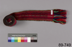 Photo couleur d'un morceau de tissu enroulé partiellement montrant le dessous du matériau, avec un numéro de catalogue : 89-749 sur un fond gris.