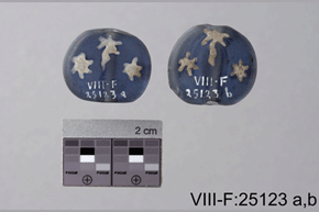 Image en couleurs du revers d'objets bleus et blancs (perles), échelle de 2 cm et VIII-F: 25123 A, B