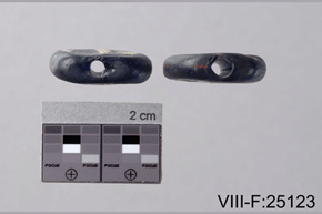 Image en couleurs du côtés d'objets bleus et blancs (perles) avec les trous visibles, échelle de 2 cm et VIII-F: 25123 A, B