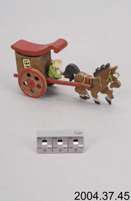 Image en couleurs d'un jouet d'enfant (chariot miniature avec cheval et conducteur), échelle de 3 cm et 2004.37.45
