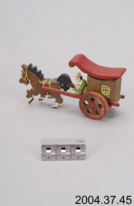 Image en couleurs du revers d'un jouet d'enfant (chariot miniature avec cheval et conducteur), échelle de 3 cm et 2004.37.45