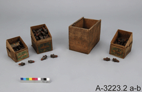 Four wooden boxes with their contents revealed, with catalogue number: A-3223.2 a-b