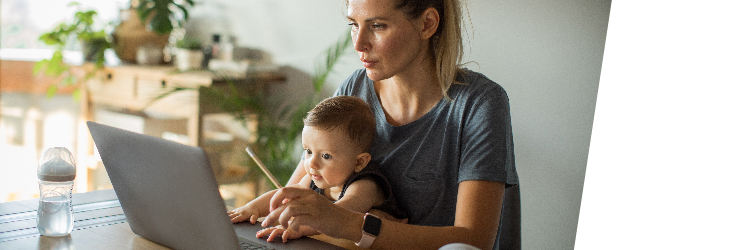 Une femme et un bébé en face d'un ordinateur portable