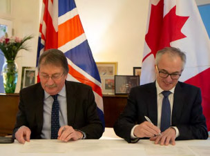 De gauche à droite : Ted Hewitt et Mark Thomson (président du Science and Technology Facilities Council, UK Research and Innovation) signent une lettre d’entente entre le Comité de coordination de la recherche au Canada et le UK Research and Innovation.