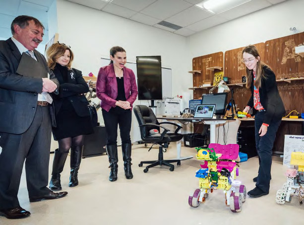 De gauche à droite : Ted Hewitt, Dominique Bérubé (vice-présidente, Programmes de recherche, CRSH) et l’honorable Kirsty Duncan visitent plusieurs laboratoires à Investir Ottawa et aux Cours Bayview. Erin Kennedy leur montre l’un des robots qu’elle a fabriqué.