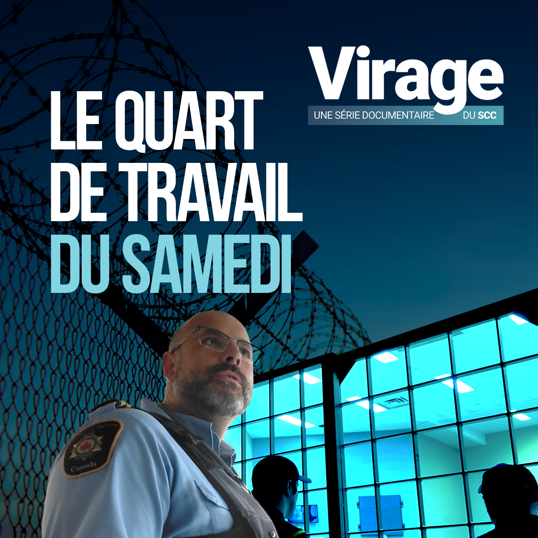 Graphique montrant la silhouette sombre d’une clôture surmontée de fil barbelé, avec un ciel bleu-vert en arrière-plan. En gros caractères blancs, le texte « Virage », et en dessous le texte: « Une série documentaire du SCC. » 