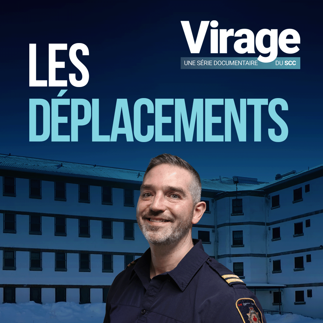 Une photo de Roger se tenant devant le corridor d’un établissement fédéral, accompagnée du texte : « Virage : Une série documentaire du SCC. Les déplacements. »