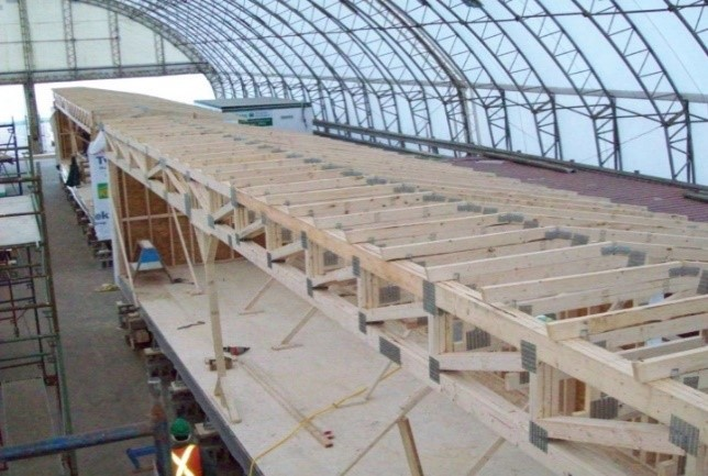 Un projet de charpente de construction qui est partiellement achevé.