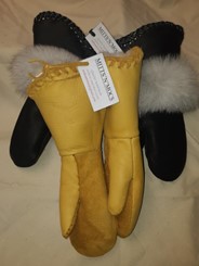 deux paires de mitaines en cuir