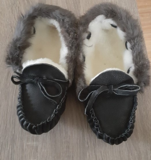 une paire de pantoufles bordées de fourrure