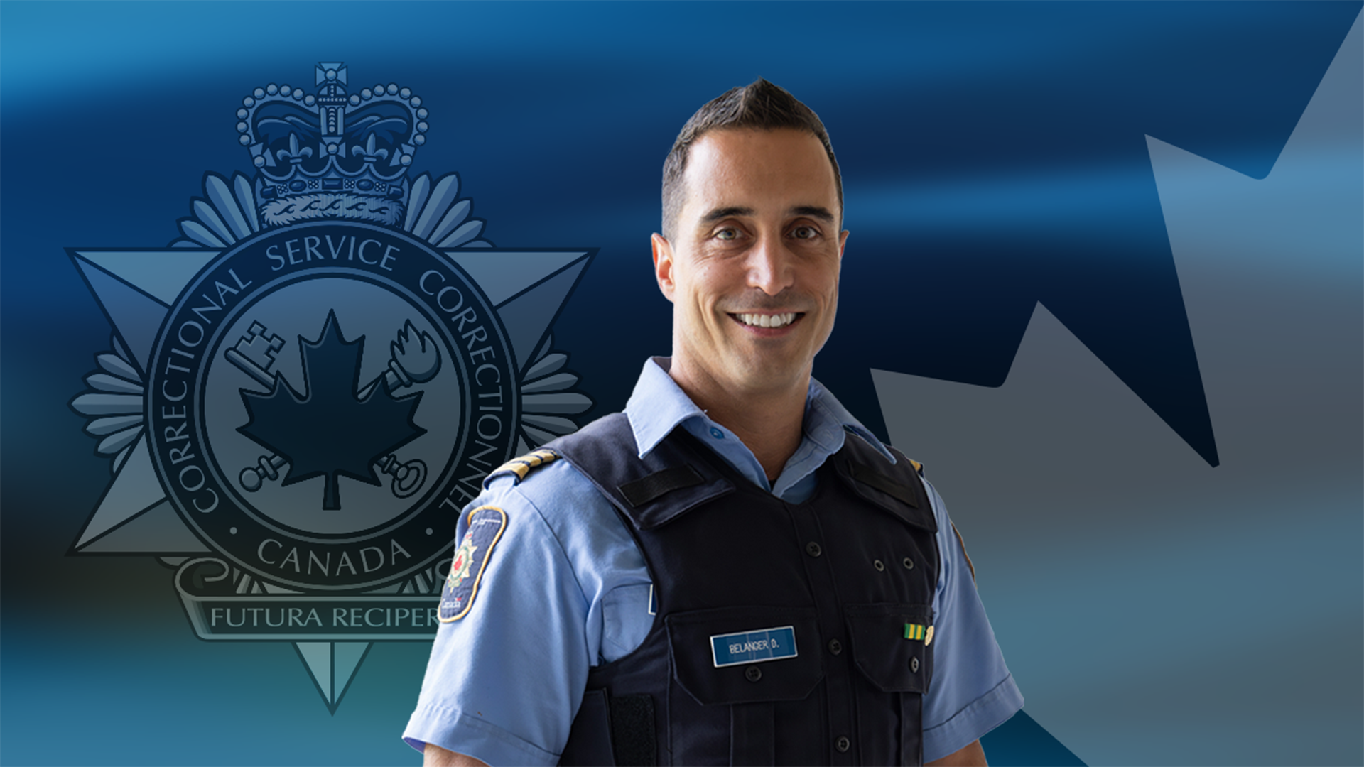 Image sur fond bleu foncé sur laquelle apparaissent l’insigne du SCC et une feuille d’érable canadienne en arrière-plan. Il y a une photo de Danny.